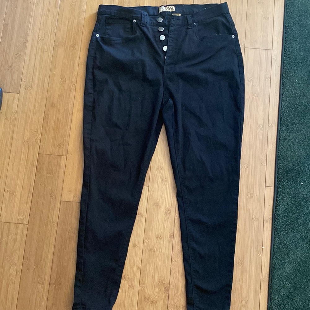 Hybrid & Company Woman’s Black Jeans